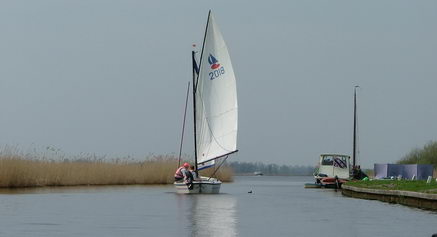 Zeilcentrum de Friese Meren: Met de Polyvalk zeilen in de Joustervaart.