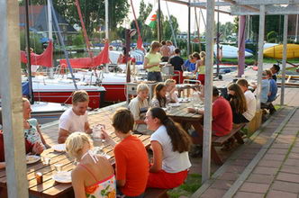 9-groepsaccommodatie-met-terras-aan-het-water